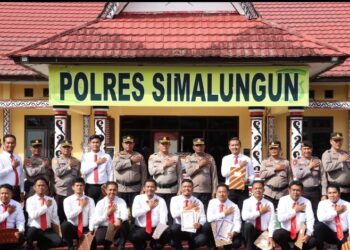 Kapolres Simalungun AKBP Ronald F.C Sipayung, S.H., S.I.K., M.H. Foto Bersama Dengan Personel Yang Berprestasi.