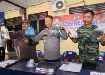 Kapolresta Pematangsiantar AKBP Fernando. SH Didampingi Kepala Kejaksaan Nengeri Siantar Jurist Pricesely.SH,MH Serta Kasdim 0207/Simalungun Mayor Inf.Margana Menunjukan Barang Bukti Yang Disita.