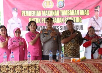 Kapolres Simalungun AKBP Ronald F.C Sipayung, S.H., S.I.K., M.H., Bersama Ketua Bhayangkari Cabang Simalungun Ny.Erika Ronald Sipayung Serta Camat Pematang Bandar Foto Bersama Seusai Kegiatan Dalam Pencegahan Stunting.