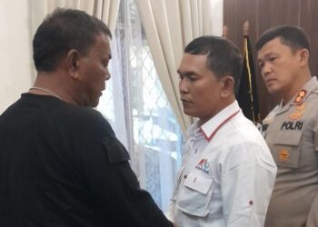 Korban & Pelaku Saling Salaman Disaksikan Kapolres Simalungun.