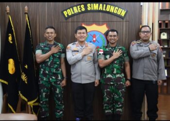 Kapolres Simalungun AKBP Ronald F.C Sipayung, S.H., S.I.K., M.H. Foto Bersama Seusai Menerima Kunjungan Silaturahmi Dari Komandan Bataliyon 122/TS Mayor Inf. Diki Apriadi S. Hub.Int, di Ruang Kerja Kapolres Simalungun Mako Polres Simalungun Jln.Jhon Horailam Pamatang Raya Kabupaten Simalungun.