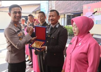 Kapolres Tebingtinggi  Pimpin Wisuda Purna Bakti  5 Personil & Sekaligus Pelepasan.