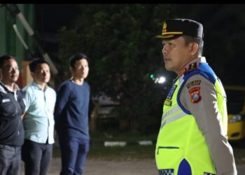 Kapolres Simalungun AKBP Ronald Fredy Christian Sipayung, SH. S.Ik, MH, pimpin Kegiatan Kepolisian Yang Ditingkatkan (KRYD) Dalam Gelar Patroli Skala Besar (PSB) TNI-Polri Bersama Sat Pol PP Pemerintah Kabupaten Simalungun, Diawali Apel Di halaman Mapolsek Serbelawan, Jalan Merdeka, Kelurahan Serbelawan, Kecamatan Dolok Batu Nanggar, Kabupaten Simalungun.