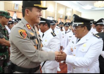 Kapolres Simalungun AKBP Ronald F.C Sipayung, S.H., S.I.K., M.H. Mengikuti Kegiatan Pelantikan Pangulu Terpilih Hasil Pemilihan Pangulu Serentak Kabupaten Simalungun Peride 2023 - 2029.