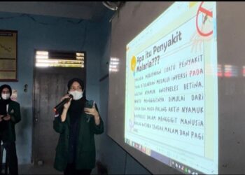 Seorang Mahasiswi Fakultas Kesehatan Masyarakat USU Memaparkan Serta memberikan Edukasi Mengenai Peyakit Malaria.