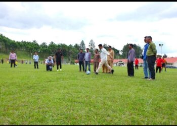 Bola Pertama Hemlan Silaen, Community Development (CD) & Media Relation Manager Toba Pulp Lestari (TPL) Menandai Pembukaan Turnamen Sepak Bola Antar Sekolah Dasar (SD) Se-Kecamatan Parmaksian, Kabupaten Toba .