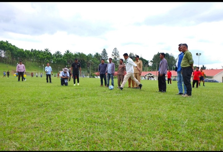 Bola Pertama Hemlan Silaen, Community Development (CD) & Media Relation Manager Toba Pulp Lestari (TPL) Menandai Pembukaan Turnamen Sepak Bola Antar Sekolah Dasar (SD) Se-Kecamatan Parmaksian, Kabupaten Toba .