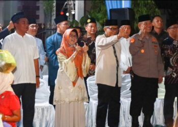 Walikota Pematangsiantar dr. Susanti Dewayani SpA Melepas Peserta Takbir Keliling.
