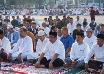 Pj. Walikota Bersama Warga Ikuti Shalat Idul Adha.