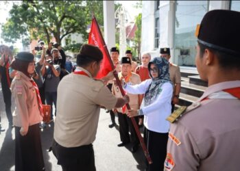Walikota Pematangsiantar dr. Susanti Dewayani SpA Melepas Kontigen Gerakan Pramuka Kwarcab Kota Pematangsiantar.