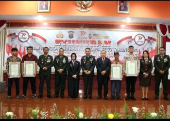 Walikota Pematangsiantar dr. Susanti Dewayani SpA Foto Bersama Dengan Undangan Yang Lainnya Saat Menghadiri HUT Ke - 77 Bhayangkara.