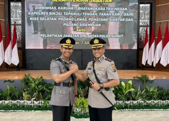 Kapolres Pematang Siantar Dari Yang Lama AKBP Fernando , S.H, S.I.K, M.H Kepada Kapolres Yang Baru AKBP Yogen Heroes Baruno, S.H, S.I.K Berjabat Tangan Seusai Terima Jabatan.