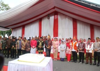 Walikota Pematangsiantar dr. Susanti Dewayani SpA Foto Bersama Saat Menghadiri Acara Colorfun Medan Karnival 2023.
