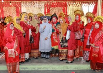 Walikota Pematangsiantar Foto Bersama Dengan Penari Galombang Saat Menghadiri Acara Silatuhrahmi Bunda Kandung Kota Pematangsiantar.