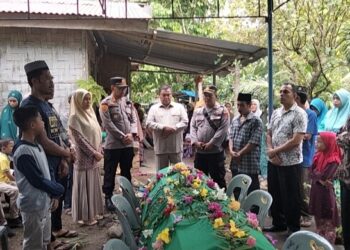 Satu Orang IRT Meninggal Dunia Dengan Cara Gantung Diri Di Ruang Tamu Rumahnya.