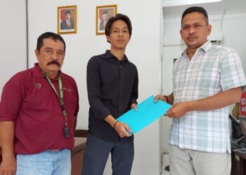 Bendahara PWI Tebingtinghi Jungjungan Saragih  Bersama Penasehat Chaidir Candra Berikan Bantuan Dari Asuransi  Ketegakerjaan Kepada  Keluarga. Alm B.Siagian.
