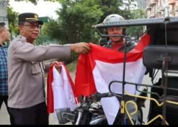 Polres Tebingtinggi Bagikan 100 Bendera Kepada Masyarakat.