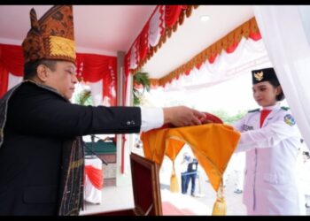 Pj. Walikota Tebingtinggi Pakean Adat  Simalungun.