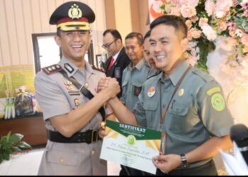 Kapolres Tebingtinggi Serahkan Penghargaan Dalam Kegiatan HUT Mahkama Agung di PN Tebingtinggi.