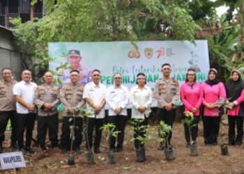 Kapolres Tebingtinggi Tanam  Pohon Buah - Buahan  Di Wilkum Polres Tebingtinggi.
