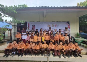 Polsek Padang Hilir Bagikan Buku Ke Sekolah - sekolah di Tebingtinggi.