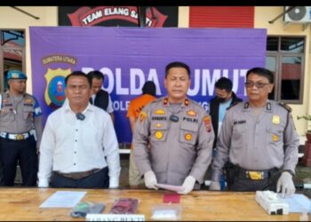 Waka Polres Tebingtinggi Kompol. Asrul Robert Sembiring  Bersama Kasat Narkoba di Dampingi Kasi Humas Polres Dalam  Konfresi Pers di Halaman Polres Tebingtinggi.