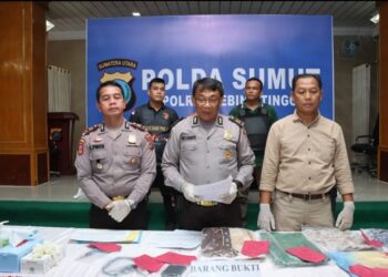 Kasi Humas Polres Tebingtinggi Bersama Kapolsek Dolok Merawan Berikan Keterangan Pers  & Pelaku Sudah Diamankan Polres Tebingtinggi.