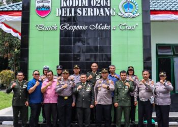 Waka Polres Tebingtinggi Bersama Jajarannya  Berikan Kejutan HUT Ke - 78 TNI  Ke Kodim 0204 /DS.