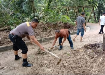 Kapolsek Si pispis Evakausi Jalan Tertimbun Longsor.