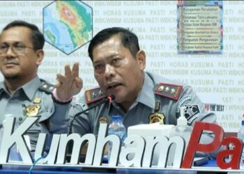 Kepala Kantor Kementerian Hukum dan Hak Asasi Manusia Sumatera Utara, Jahari Sitepu Memberikan Keterangan Kepada Insan Pers.
