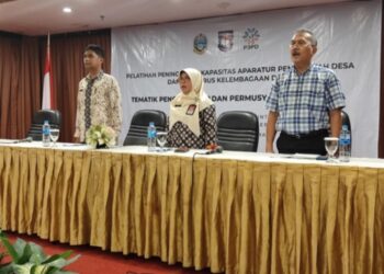 M. Rahayuningsing, M.Si Didampingi Oleh Putra Landry Sitepu & Erik Siagian Membuka Pelatihan Kapasitas Aparatur Pemerintah Desa Dan Kelembagaan Desa.