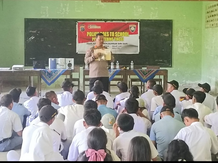 Sat Binmas Polres Tebingtinggi Berikan Penyuluhan di SMK Budi Nasional di Jalan Lama.
