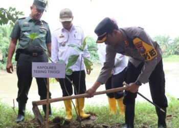 Kapolres Tebingtinggi  Pimpin Penanaman 10 Juta Pohon di Bantaran Sungai Padang.