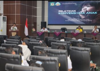 Wali Kota Pematang Siantar dr. Susanti Dewayani SpA Yang Diwakili Asisten Pemerintahan & Kesejahteraan Rakyat Sekdako Pematang Siantar Junedi Antonius Sitanggang SSTP MSi Buka Pelatihan Konvensi Hak Anak.