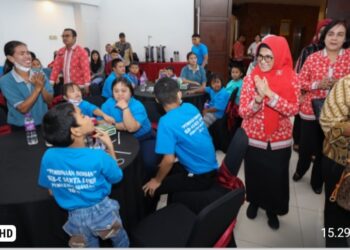 Wali Kota Serahkan Adminduk Kepada Penyandang Disabilitas di Event Akbar Pelayanan Disabilitas Melalui Pelayanan Adminduk Kota Pematang Siantar Tahun 2023.
