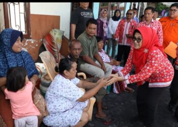 Wali Kota Pematang Siantar dr. Susanti Dewayani SpA Kunjungi Keluarga Korban Kebakaran Rumah di Jalan Bola Kaki Gang Tarsikun Kelurahan Banjar Kecamatan Siantar Barat.