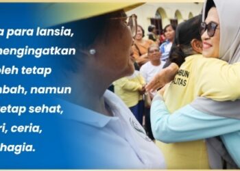 Walikota Pematang Siantar dr. Susanti Dewayani SpA Memeluk Para Lansia Di Acara Gebyar Lansia Di Delapan ( 8 ) Kecamatan Yang Ada Di kota Pematang Siantar.