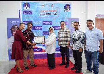 Wali Kota dr. Susanti Dewayani SpA Buka Event Siantar Student Olimpiade (SSO) di Perpustakaan Sintong Bingei Kota Pematang Siantar Serta Memberikan Piagam.