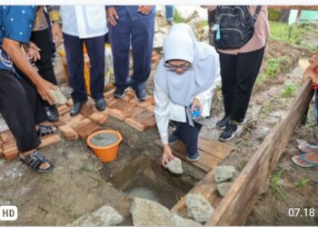 Wali Kota Letak kan Batu Pertama Pembangunan Musholla Al Hidayah di Jalan Flamboyan Blok 3 Kelurahan Bah Sorma.