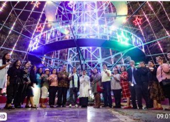 Wali Kota Pematang Siantar dr. Susanti Dewayani SpA Foto Bersama Dengan Panitia Natal Oikumene Menyalakan Pohon Terang, di Jalan Gereja.