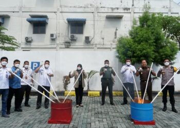 Kejari Tebingtinggi Musnahkan Barang Bukti Bertempat di Halaman Kantor Kejari  Jalan KL. Yos  Sudarso