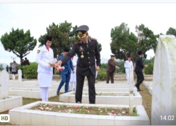 Kapolres Tebingtinggi Tabur Bunga  di  Taman Makam Pahlawan Dalam Acara Peringatan  Peristiwa 17 Desamber.