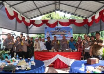 Kapolres Pematang Siantar Foto Bersama Dalam Acara Curhat Kamtibmas "Kopi Siantar Man" Kepada Warga.