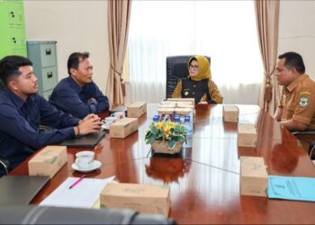 Wali Kota Pematang Siantar dr Susanti Dewayani SpA didampingi Kepala Dinas Komunikasi dan Informatika (Kominfo) Johanes Sihombing SSTP MSi Menerima Audiensi GM Regional Enterprise dan Government Service Reg I PT Telkom Indonesia.