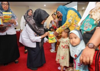 Wali Kota dr. Susanti Dewayani SpA Membagikan Susu Di Acara Pengukuran & Publikasi Stunting Kota Pematang Siantar.