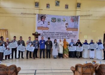 Wali Kota Pematang Siantar dr. Susanti Dewayani SpA Foto Bersama Seusai Hadiri Pelatihan/Santunan Bilal Mayit & Guru Maghrib Mengaji.