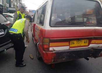 Polsek Siantar Barat Bantu Pengemudi Mopen Yang Bocor Ban.