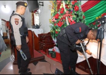 Polres Pematang Siantar Bersama Tim Jibom Gegana Kompi 2 Bataliyon B polda Sumut Lakukan Sterilisasi Gereja Jelang Perayaan Natal.