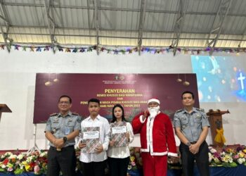 Kepala Lapas Kelas II A  Pematang Siantar M.Pithra Jaya Saragih Foto Bersama Seusai Meyerahkan SK Remisi.