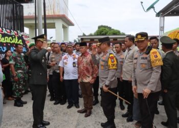 Kapolres Pematang Siantar Dampingi Kapolda Sumut Melayat Babinsa 05 Serbelawan Korban kecelakaan.